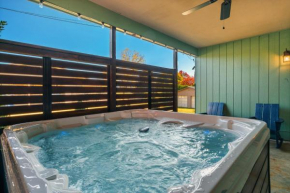 Modern Pigeon Forge Gem Near Dollywood, Gatlinburg & Smokies - 2 Mins to Pkwy & Strip, Hot Tub, Fire Pit, Cable, Hi-Speed WiFi